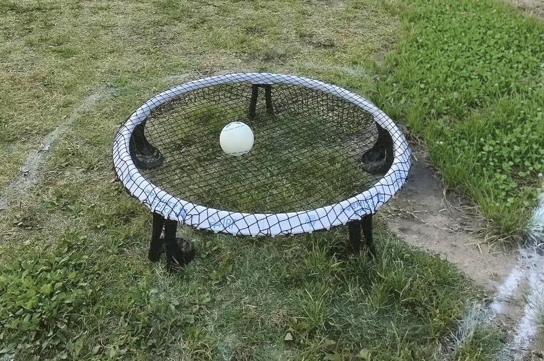 Partie de roundnet au Castel des Deux Rois à Nice, service au-dessus du filet